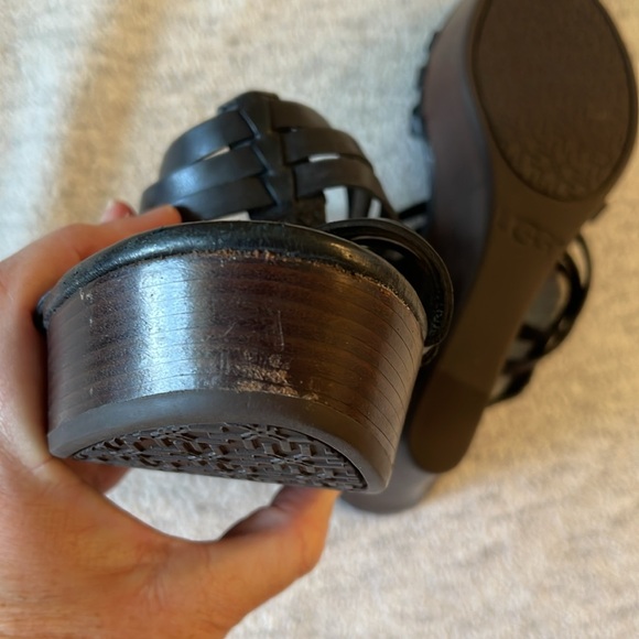 UGG Mattie Leather Wedges Black Size 9. Like new! - Picture 4 of 5